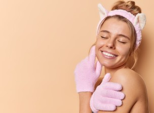 Efektifkah Exfoliating Gloves untuk Bersihkan Wajah? Ini Kata Ahli!